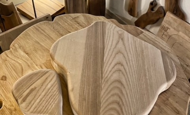 planche à tapas en bois massif en forme de galet