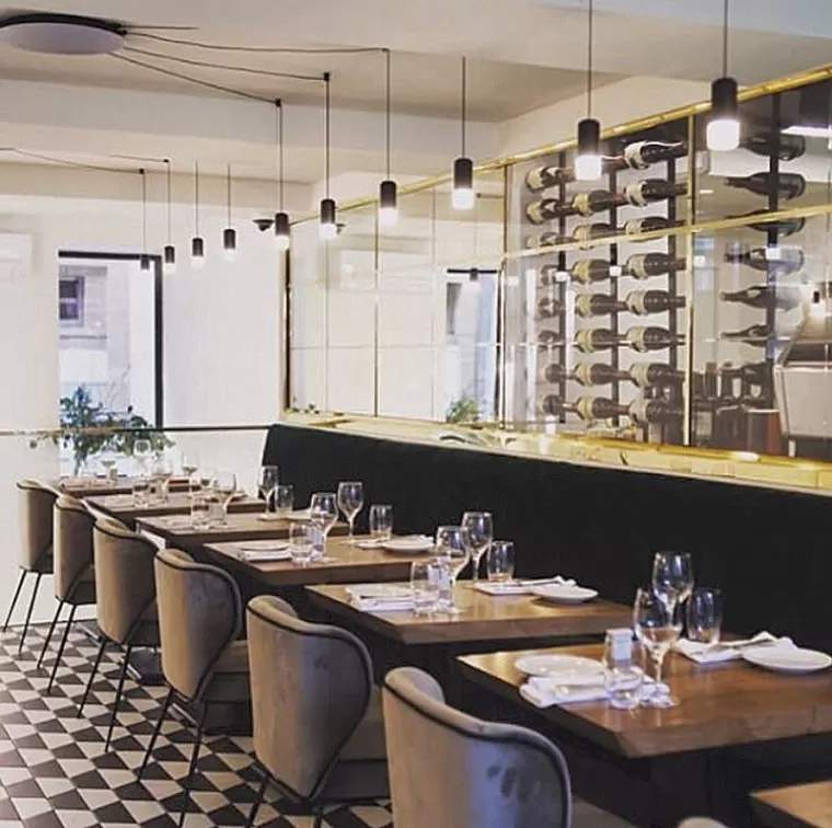 Création de guéridons et mange-debout pour le restaurant La Gourmandise, Noé, Atelier RBS La Planche