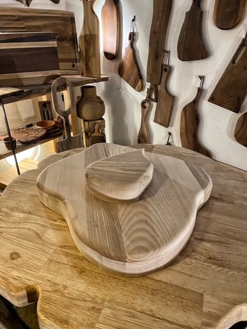 planche à tapas en bois massif en forme de galet