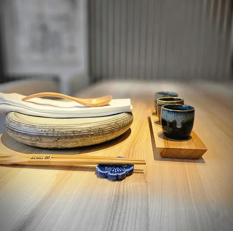 Création sur-mesure des plateaux en vieux chêne d’Occitanie pour le restaurant japonais Kiyoshi à Toulouse, Toulouse, Atelier RBS La Planche