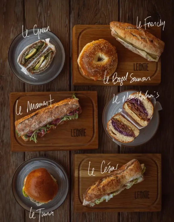 Création française de plateaux en vieux bois chêne massif sur mesure pour la boulangerie de Paris LEONIE, Toulouse, Atelier RBS La Planche